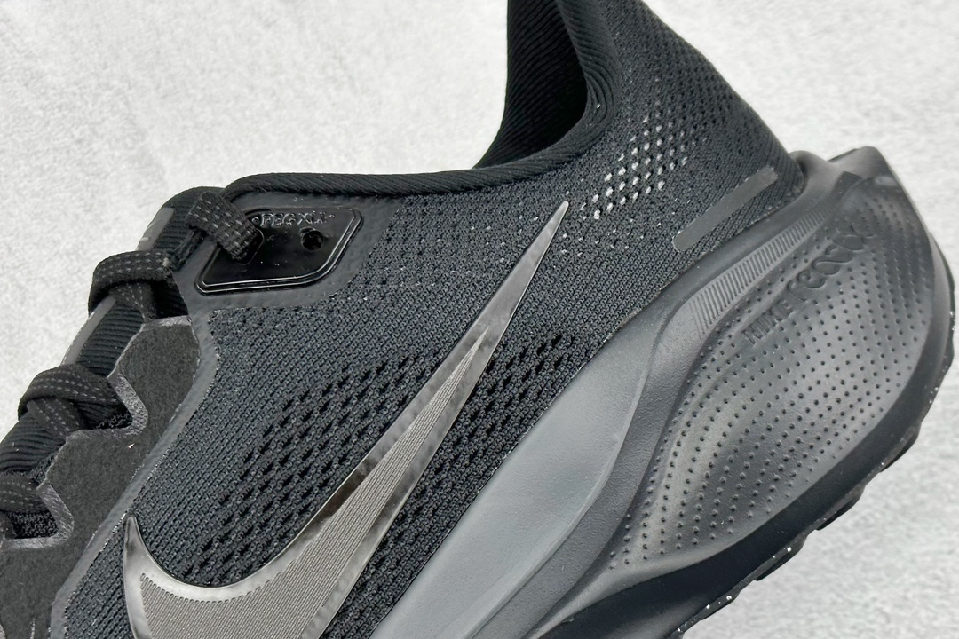 RS版 NK Air Zoom Pegasus 41鞋面采用外层由韧性纱线+内层网眼布的设计，在确保稳定