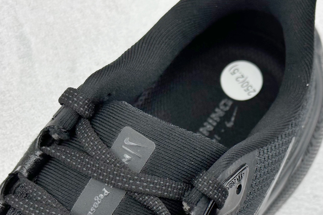 RS版 NK Air Zoom Pegasus 41鞋面采用外层由韧性纱线+内层网眼布的设计，在确保稳定