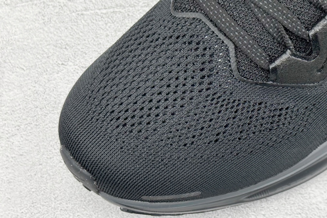 RS版 NK Air Zoom Pegasus 41鞋面采用外层由韧性纱线+内层网眼布的设计，在确保稳定