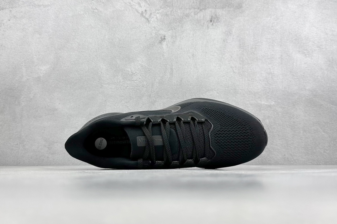RS版 NK Air Zoom Pegasus 41鞋面采用外层由韧性纱线+内层网眼布的设计，在确保稳定