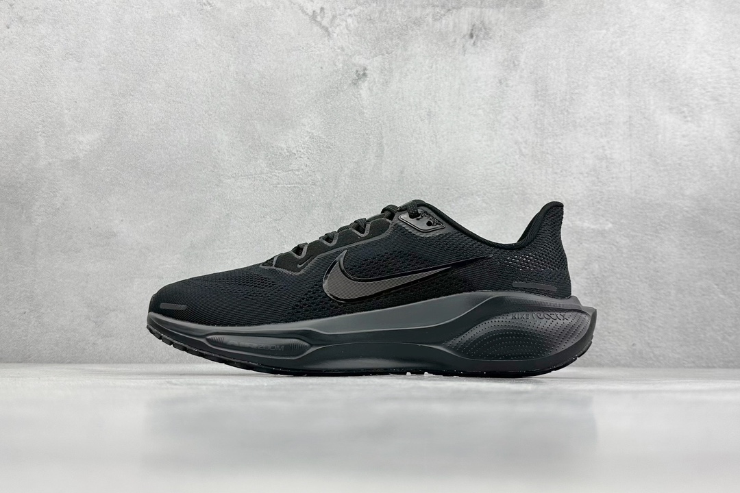 RS版 NK Air Zoom Pegasus 41鞋面采用外层由韧性纱线+内层网眼布的设计，在确保稳定