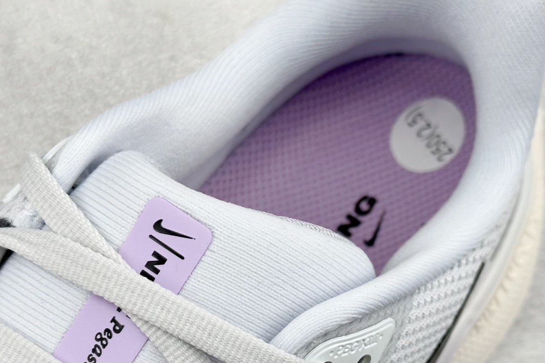 RS版 NK Air Zoom Pegasus 41鞋面采用外层由韧性纱线+内层网眼布的设计，在确保稳定
