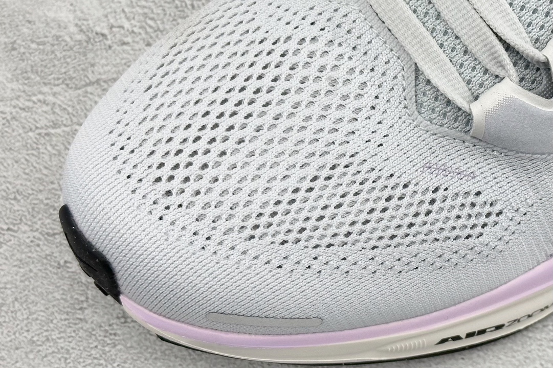 RS版 NK Air Zoom Pegasus 41鞋面采用外层由韧性纱线+内层网眼布的设计，在确保稳定