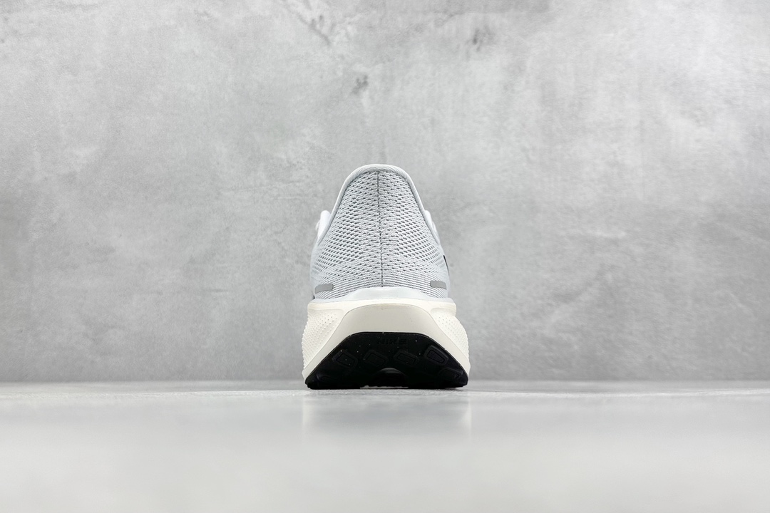 RS版 NK Air Zoom Pegasus 41鞋面采用外层由韧性纱线+内层网眼布的设计，在确保稳定