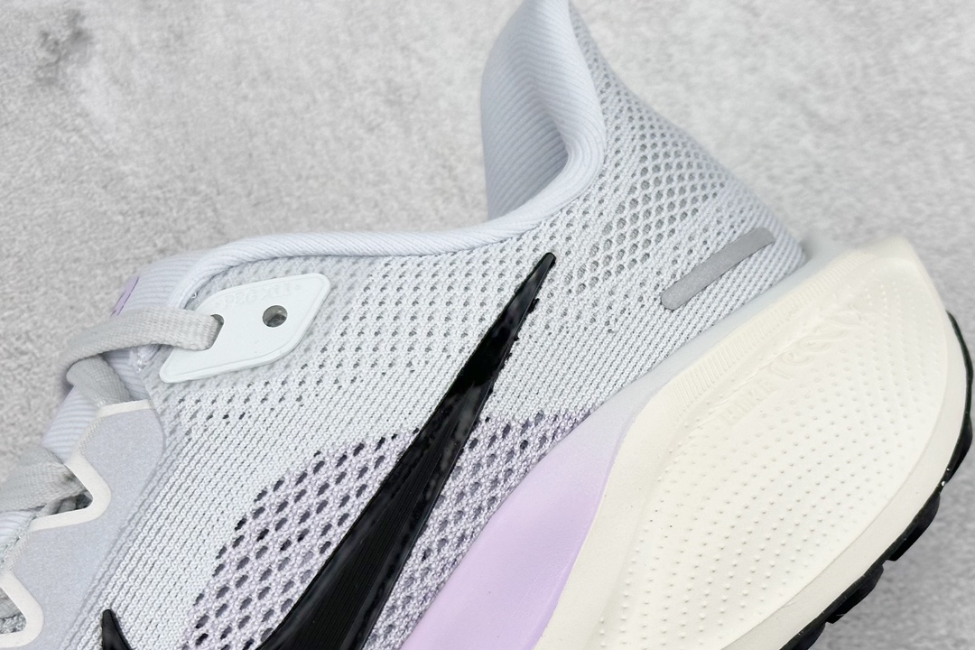RS版 NK Air Zoom Pegasus 41鞋面采用外层由韧性纱线+内层网眼布的设计，在确保稳定