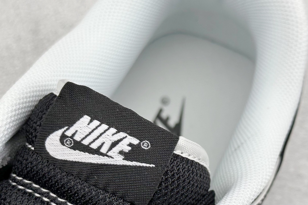 280 Nike SB Dunk Low x Supreme 黑白双钩 FC1688-144