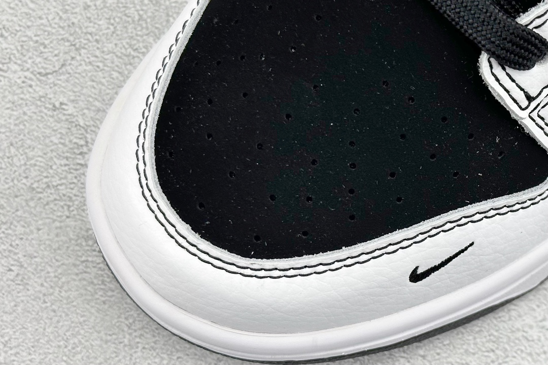 280 Nike SB Dunk Low x Supreme 黑白双钩 FC1688-144