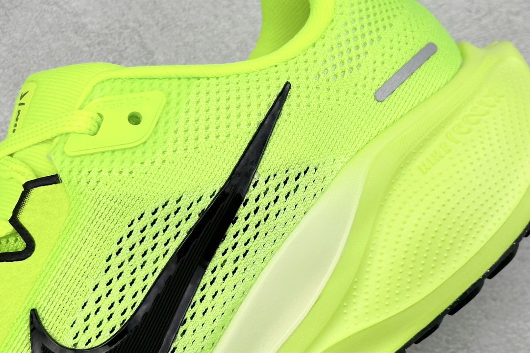RS版 NK Air Zoom Pegasus 41鞋面采用外层由韧性纱线+内层网眼布的设计，在确保稳定