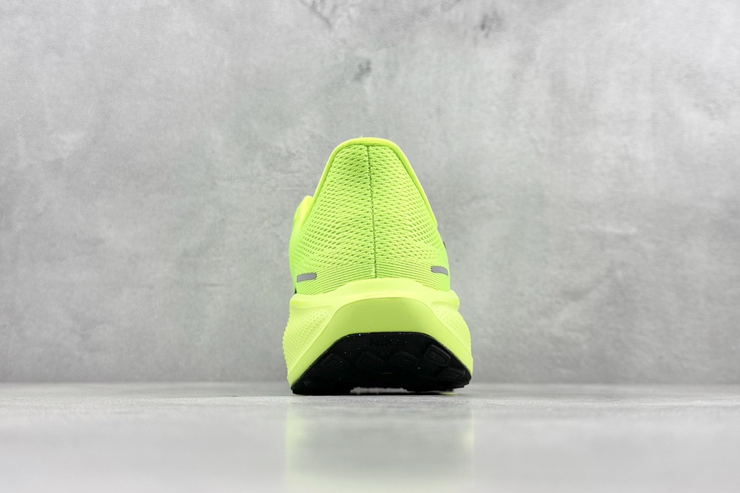 RS版 NK Air Zoom Pegasus 41鞋面采用外层由韧性纱线+内层网眼布的设计，在确保稳定