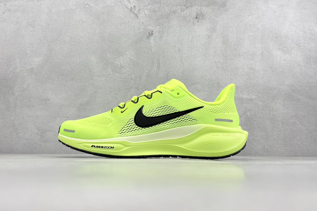 RS版 NK Air Zoom Pegasus 41鞋面采用外层由韧性纱线+内层网眼布的设计，在确保稳定