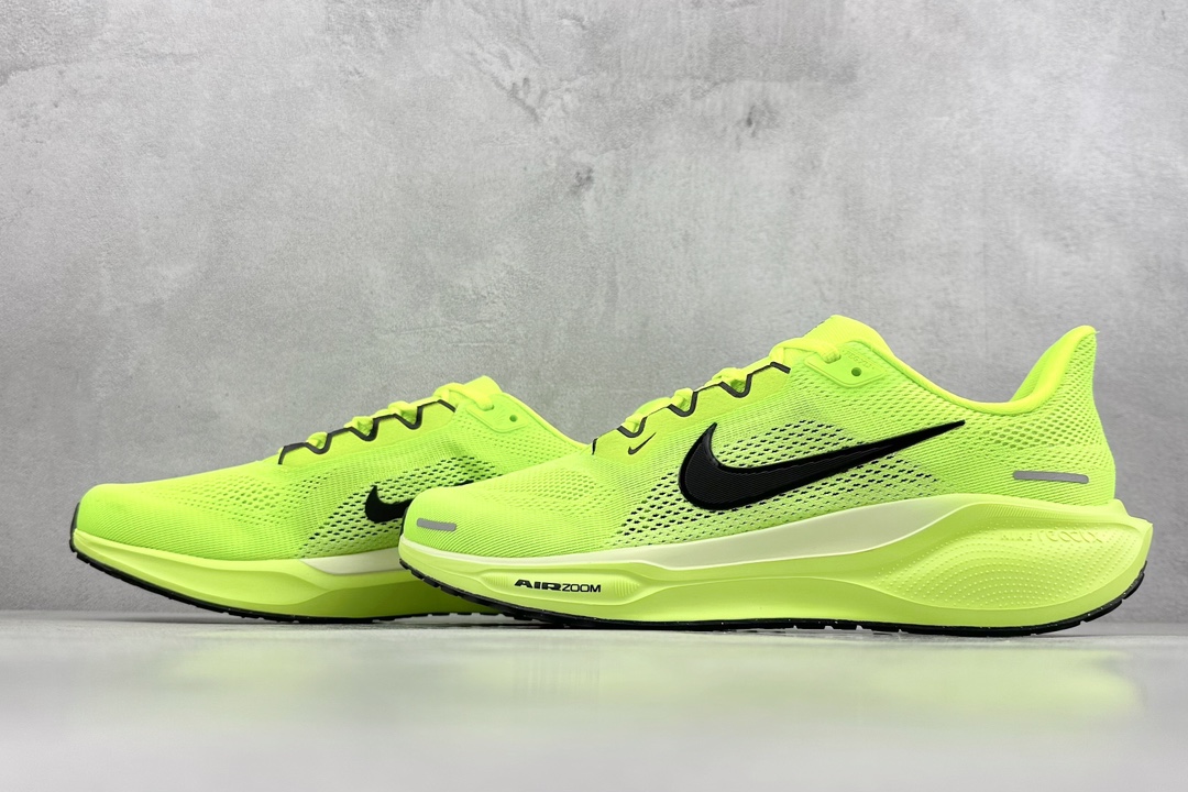 RS版 NK Air Zoom Pegasus 41鞋面采用外层由韧性纱线+内层网眼布的设计，在确保稳定