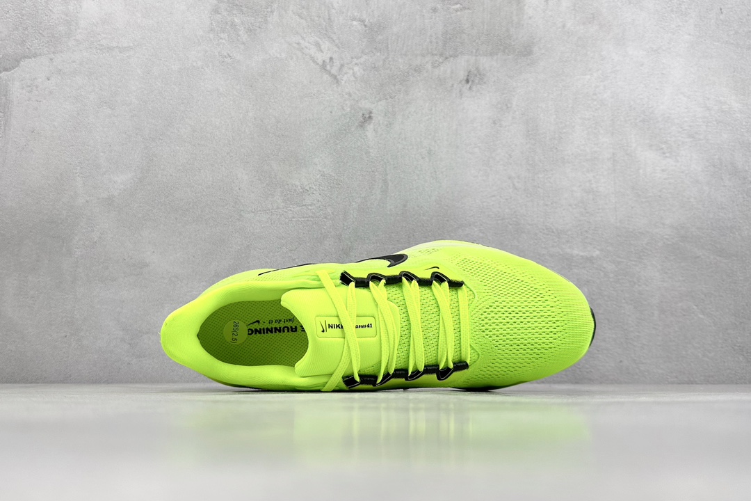 RS版 NK Air Zoom Pegasus 41鞋面采用外层由韧性纱线+内层网眼布的设计，在确保稳定