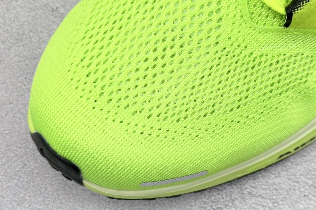RS版 NK Air Zoom Pegasus 41鞋面采用外层由韧性纱线+内层网眼布的设计，在确保稳定