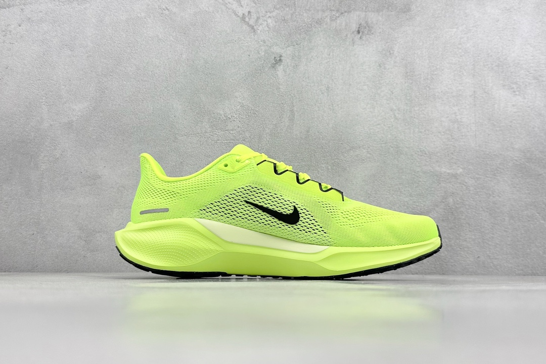 RS版 NK Air Zoom Pegasus 41鞋面采用外层由韧性纱线+内层网眼布的设计，在确保稳定