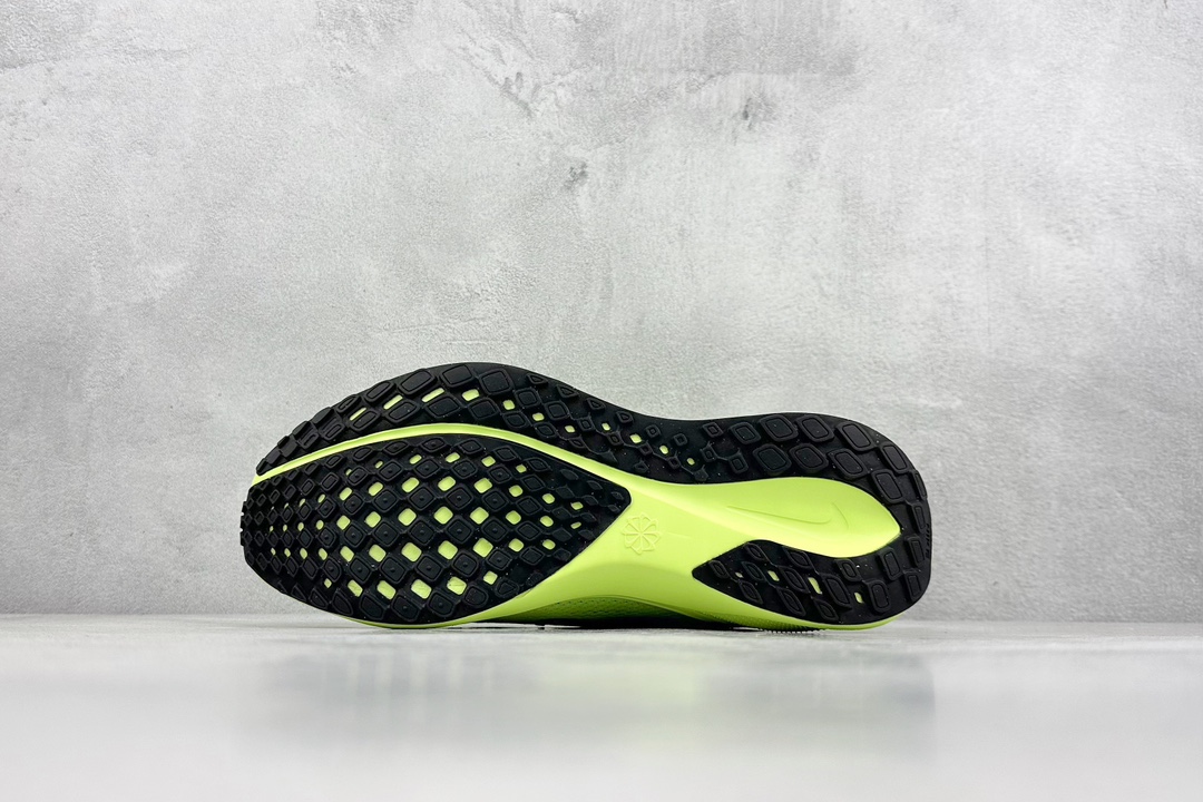 RS版 NK Air Zoom Pegasus 41鞋面采用外层由韧性纱线+内层网眼布的设计，在确保稳定