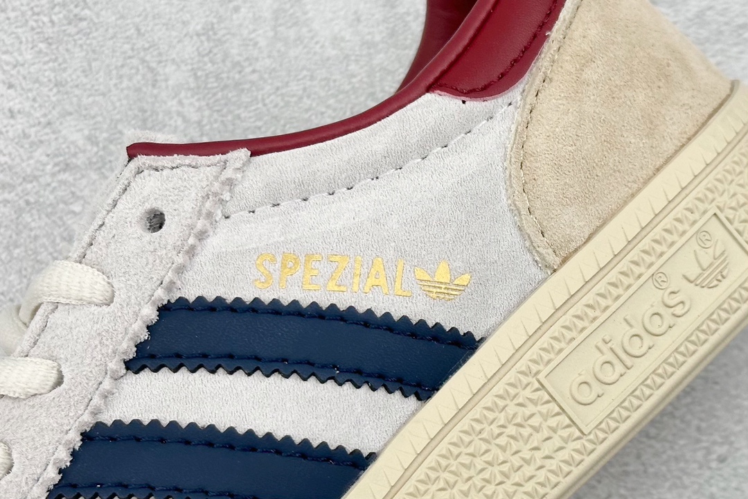 adidas originals Samba Handball Spezial 此款以简约大方的造型设计  IF3742