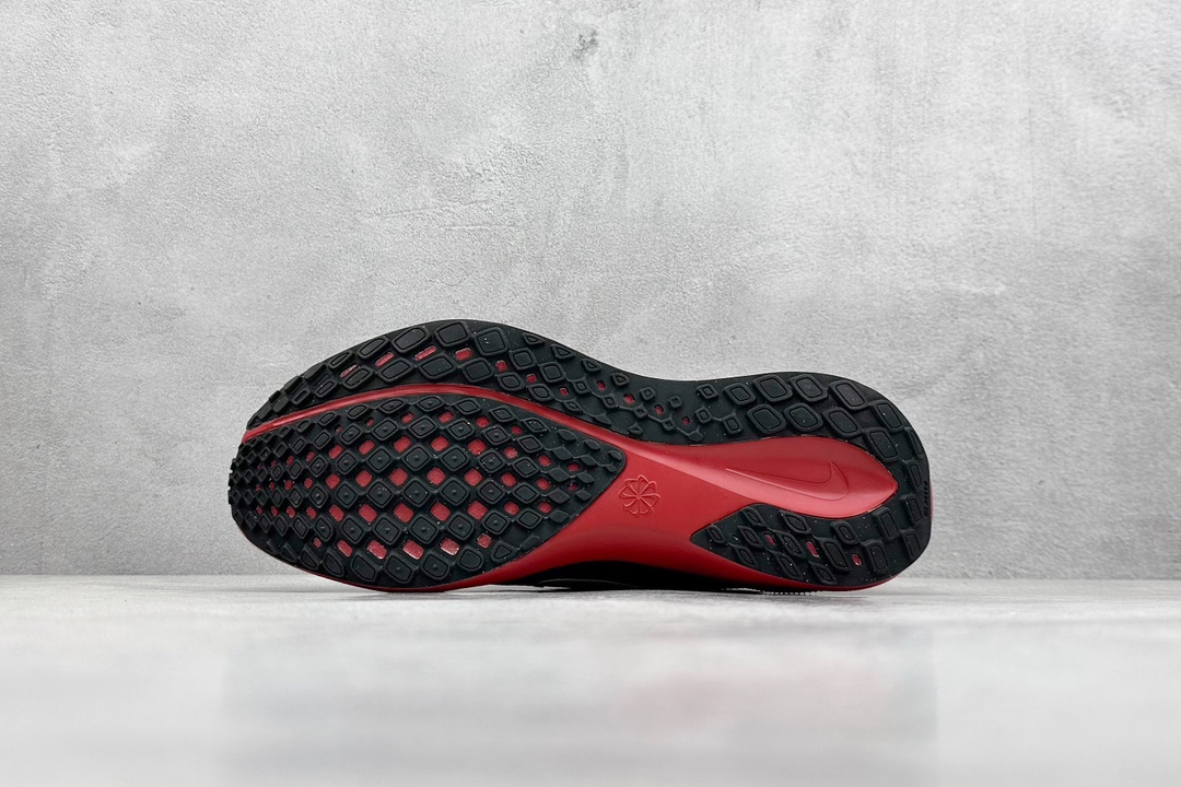 RS版 NK Air Zoom Pegasus 41鞋面采用外层由韧性纱线+内层网眼布的设计，在确保稳定