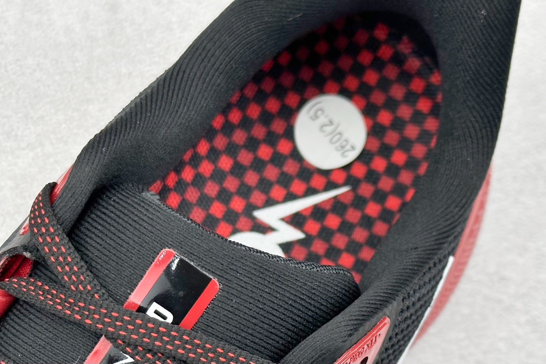 RS版 NK Air Zoom Pegasus 41鞋面采用外层由韧性纱线+内层网眼布的设计，在确保稳定