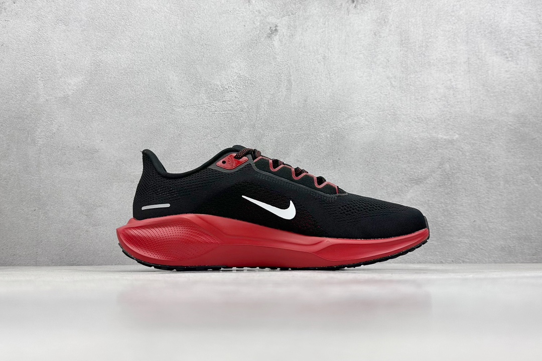 RS版 NK Air Zoom Pegasus 41鞋面采用外层由韧性纱线+内层网眼布的设计，在确保稳定