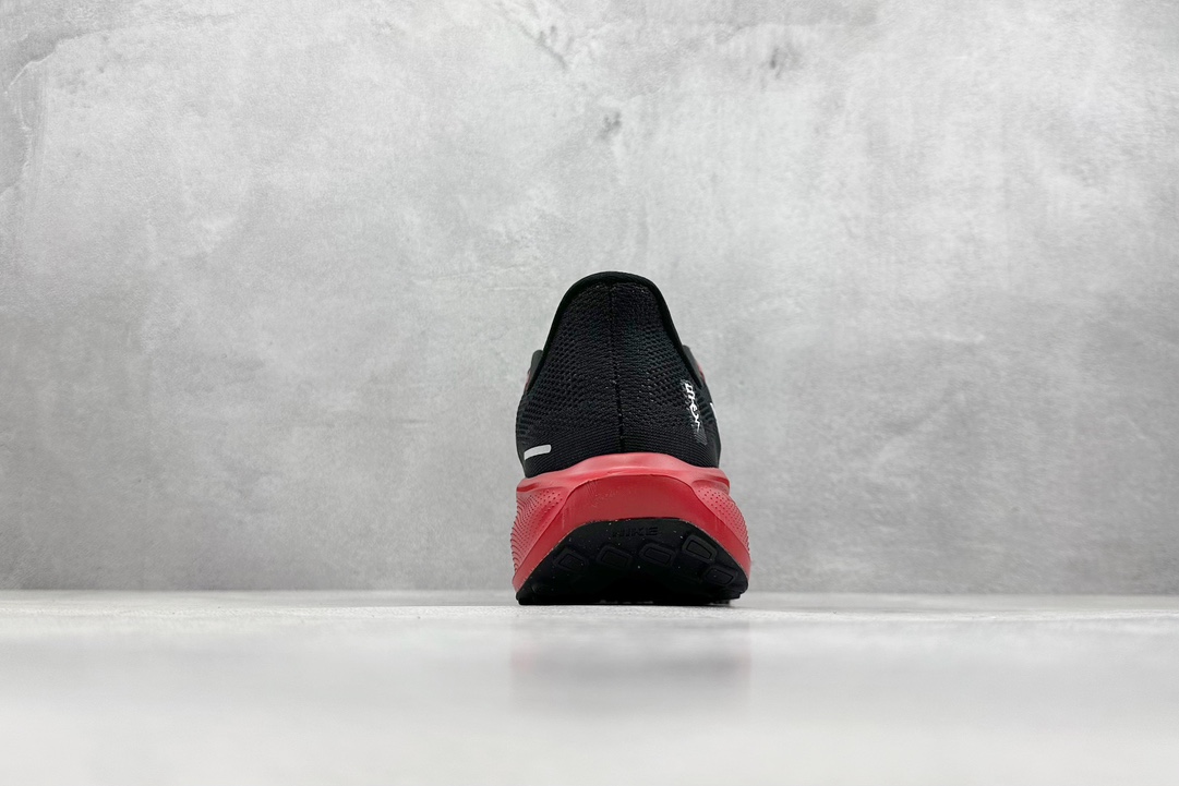 RS版 NK Air Zoom Pegasus 41鞋面采用外层由韧性纱线+内层网眼布的设计，在确保稳定