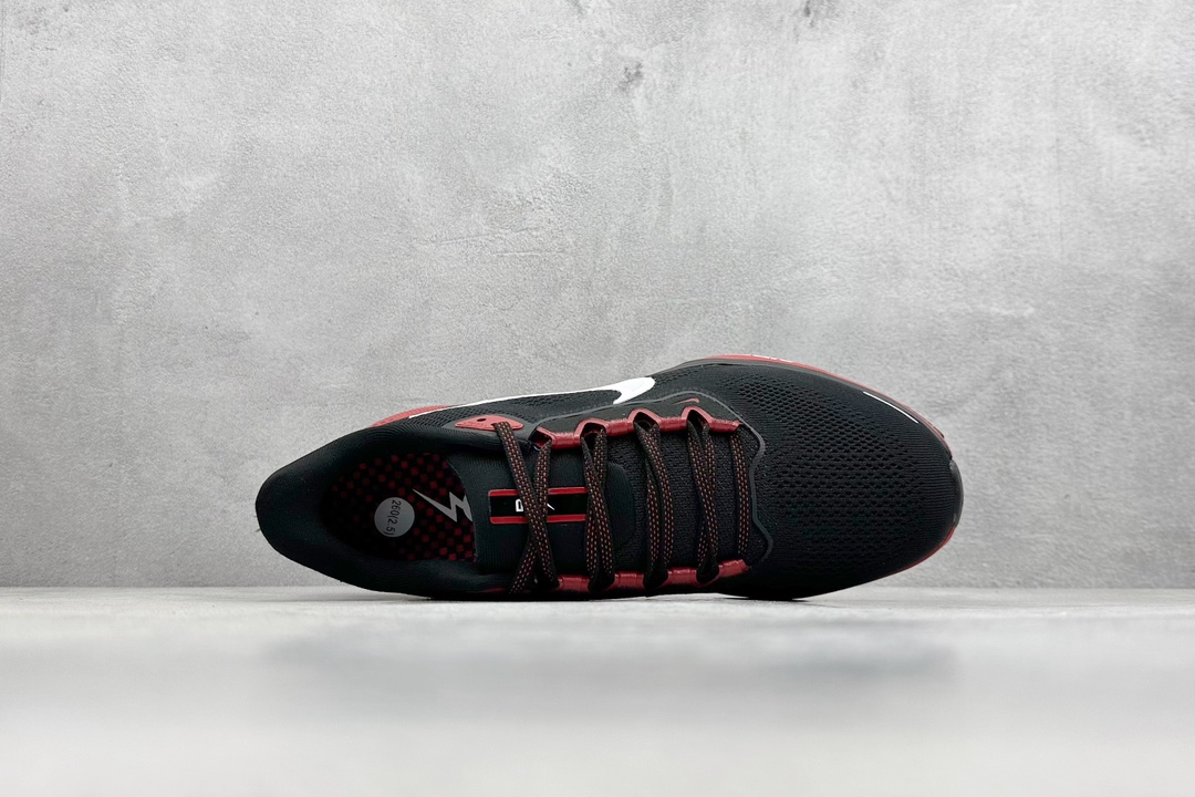 RS版 NK Air Zoom Pegasus 41鞋面采用外层由韧性纱线+内层网眼布的设计，在确保稳定