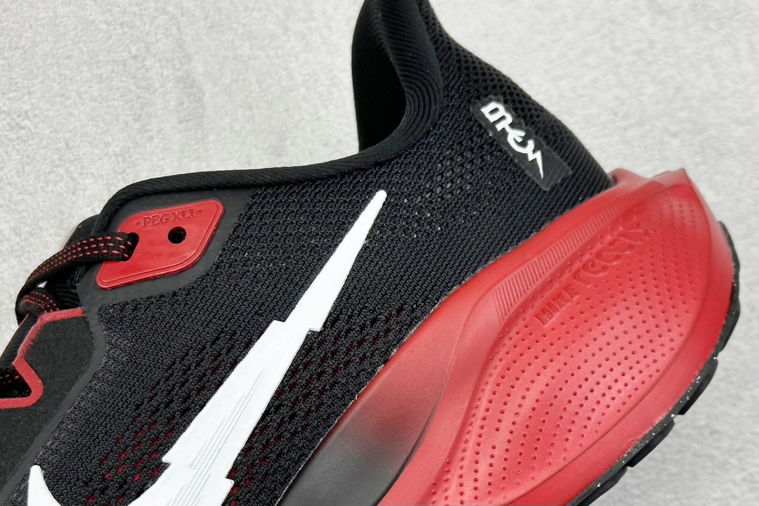 RS版 NK Air Zoom Pegasus 41鞋面采用外层由韧性纱线+内层网眼布的设计，在确保稳定