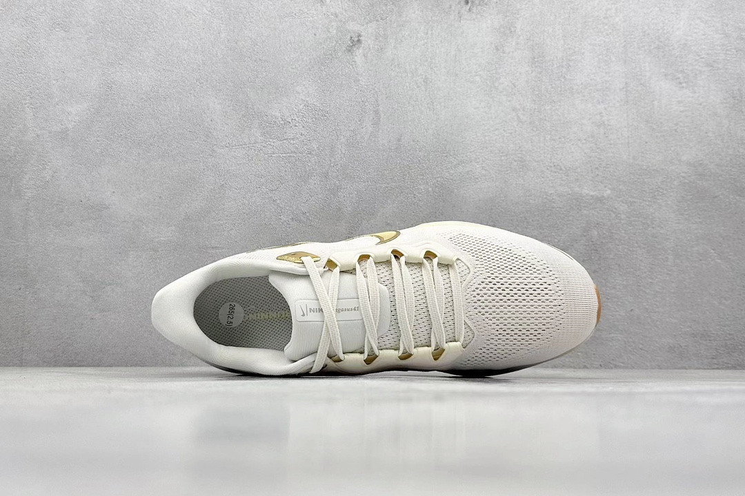 RS版 NK Air Zoom Pegasus 41鞋面采用外层由韧性纱线+内层网眼布的设计，在确保稳定
