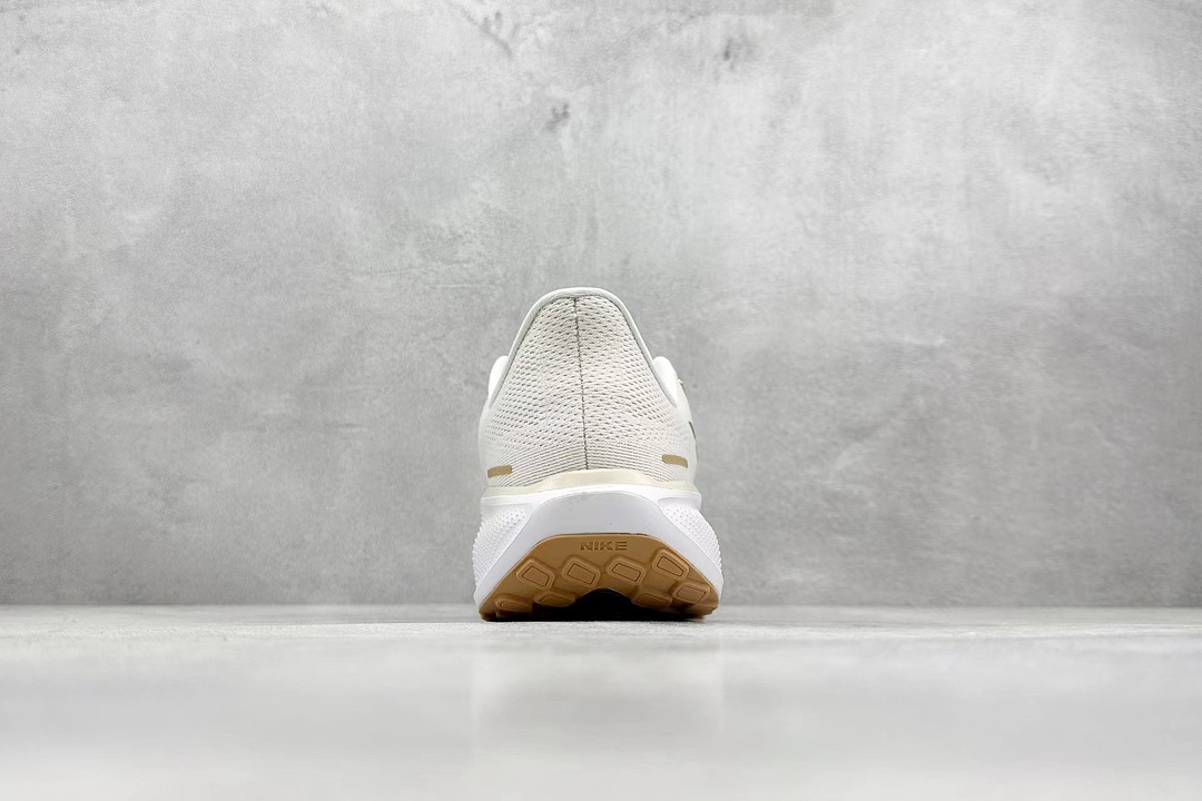 RS版 NK Air Zoom Pegasus 41鞋面采用外层由韧性纱线+内层网眼布的设计，在确保稳定