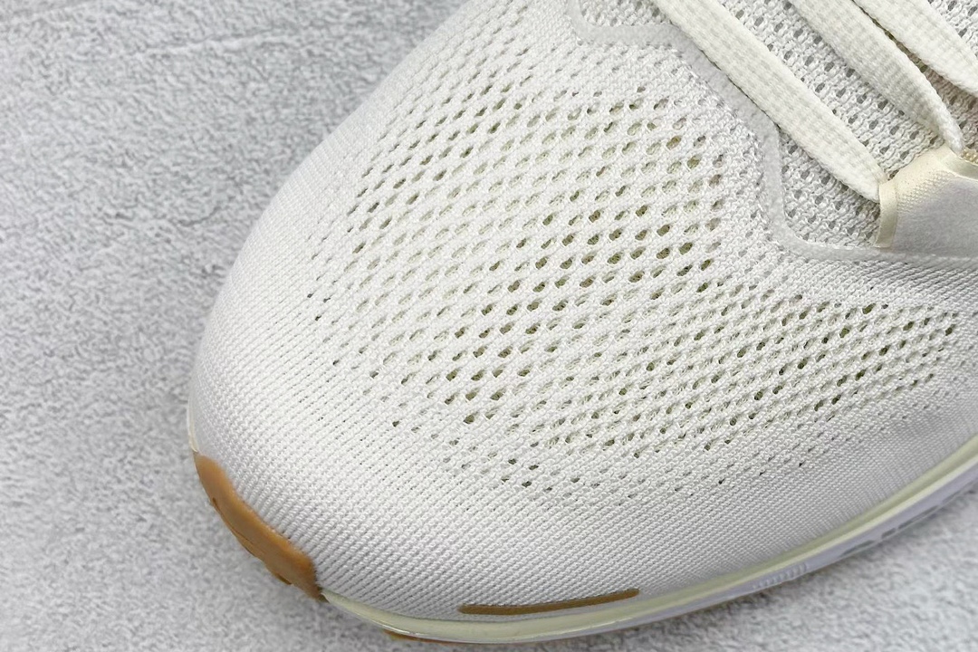 RS版 NK Air Zoom Pegasus 41鞋面采用外层由韧性纱线+内层网眼布的设计，在确保稳定