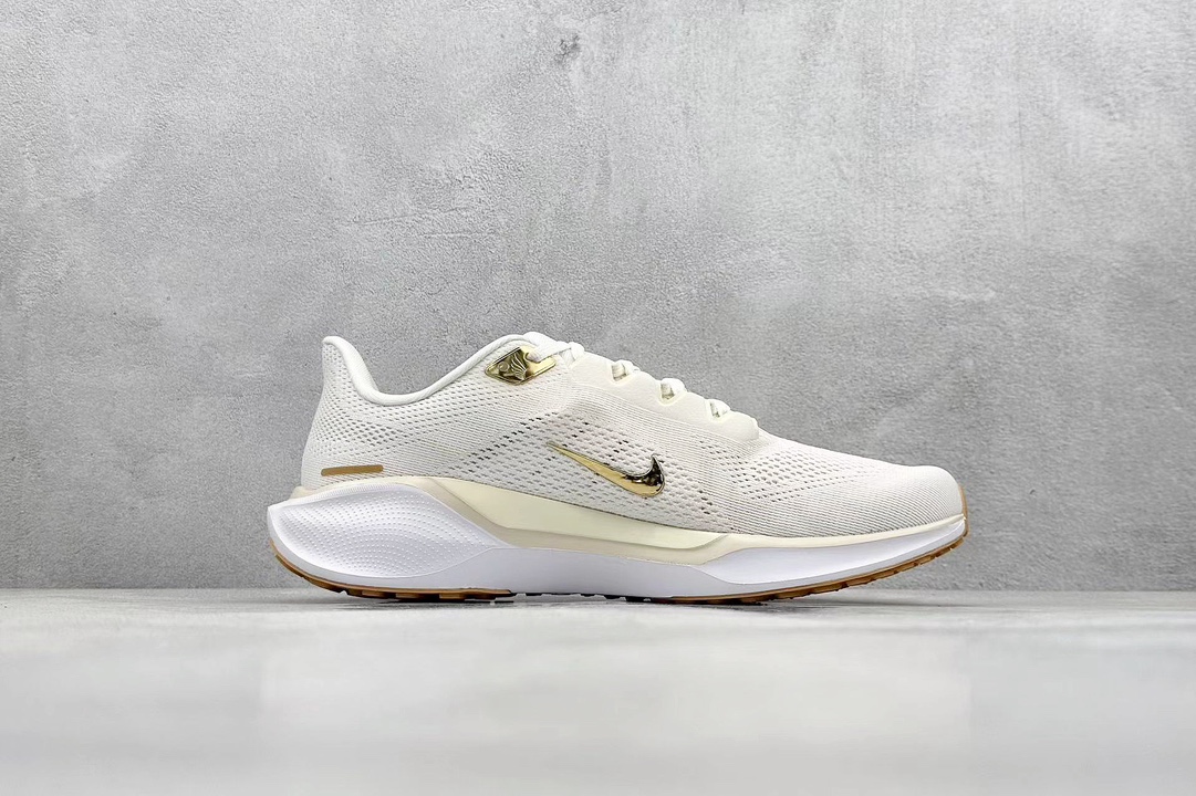 RS版 NK Air Zoom Pegasus 41鞋面采用外层由韧性纱线+内层网眼布的设计，在确保稳定