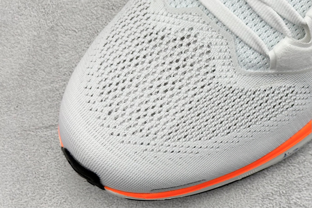 RS版 NK Air Zoom Pegasus 41鞋面采用外层由韧性纱线+内层网眼布的设计，在确保稳定
