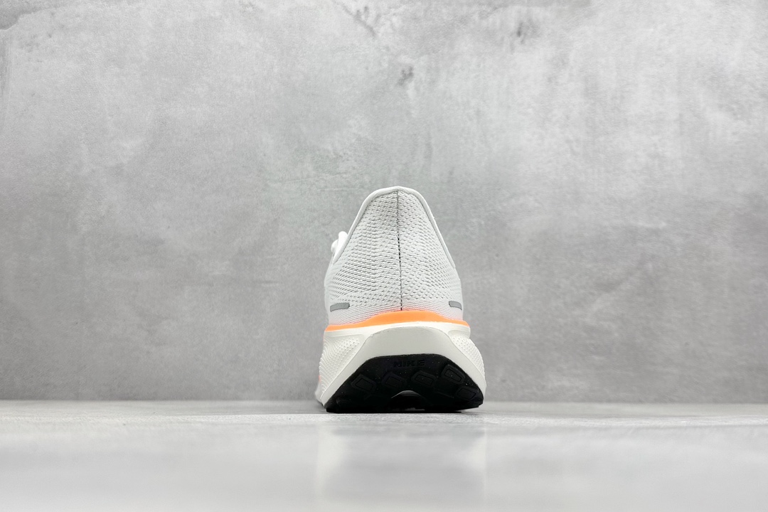 RS版 NK Air Zoom Pegasus 41鞋面采用外层由韧性纱线+内层网眼布的设计，在确保稳定