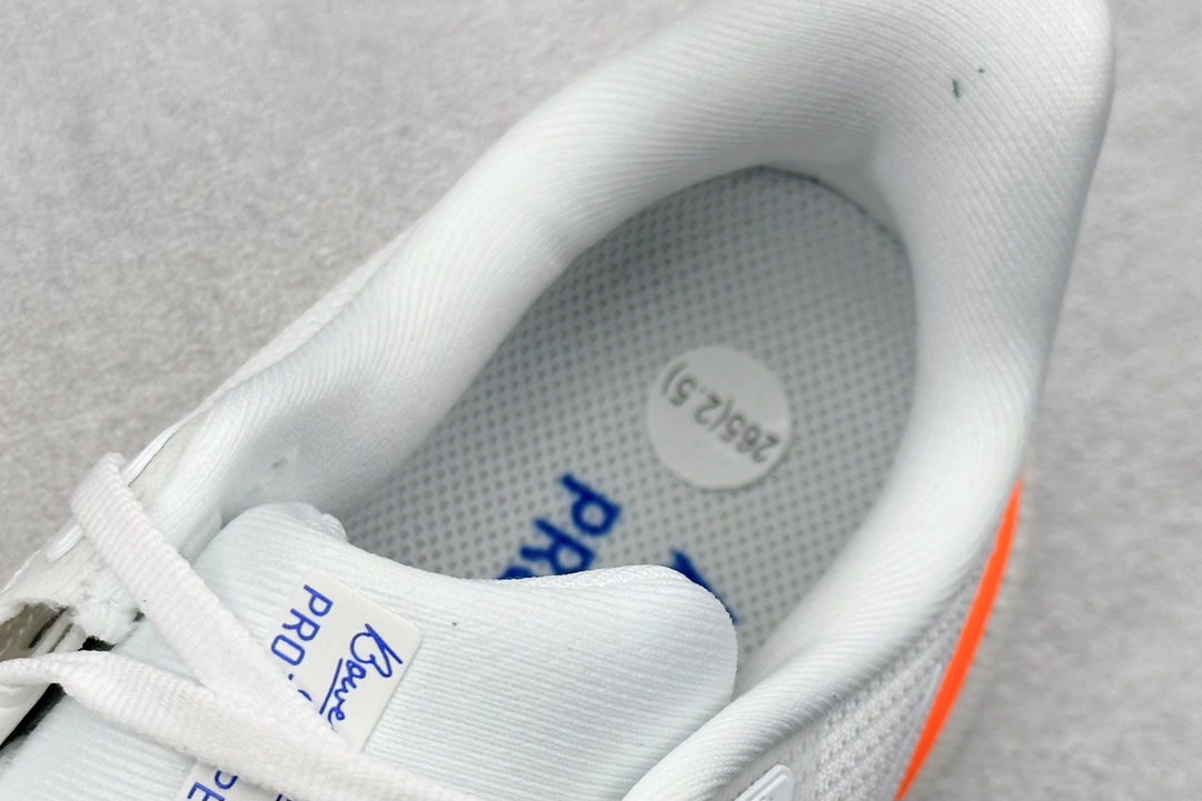 RS版 NK Air Zoom Pegasus 41鞋面采用外层由韧性纱线+内层网眼布的设计，在确保稳定