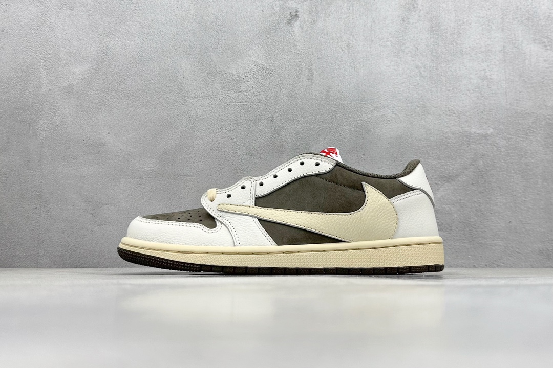 终端 核心私PZ纯原 Travis Scott x Fragment x Air Jordan 1 Low“Military Blue” 闪电倒勾低帮 整鞋以白色为主，搭配黑曜石鞋头和大学蓝鞋跟9