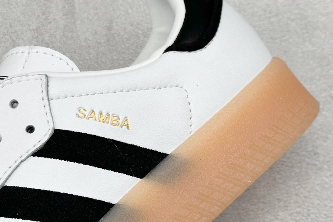 FS版 Adidas Samba W 百搭单品这款运动鞋 IG5744