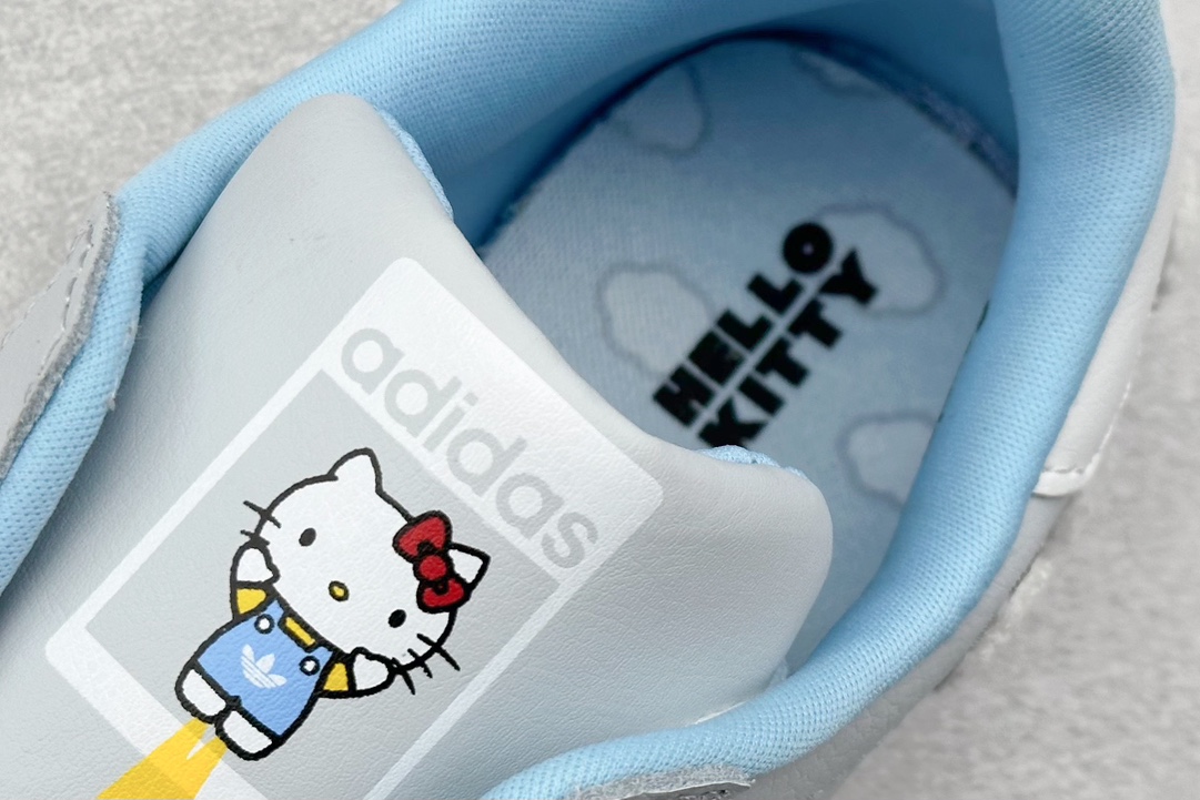 凯蒂猫《Hello Kitty》 x Adidas Originals Superstar J”Embroidered Clouds”经典贝壳头板鞋“皮革浅蓝白云抓绒凯蒂猫” IF7021