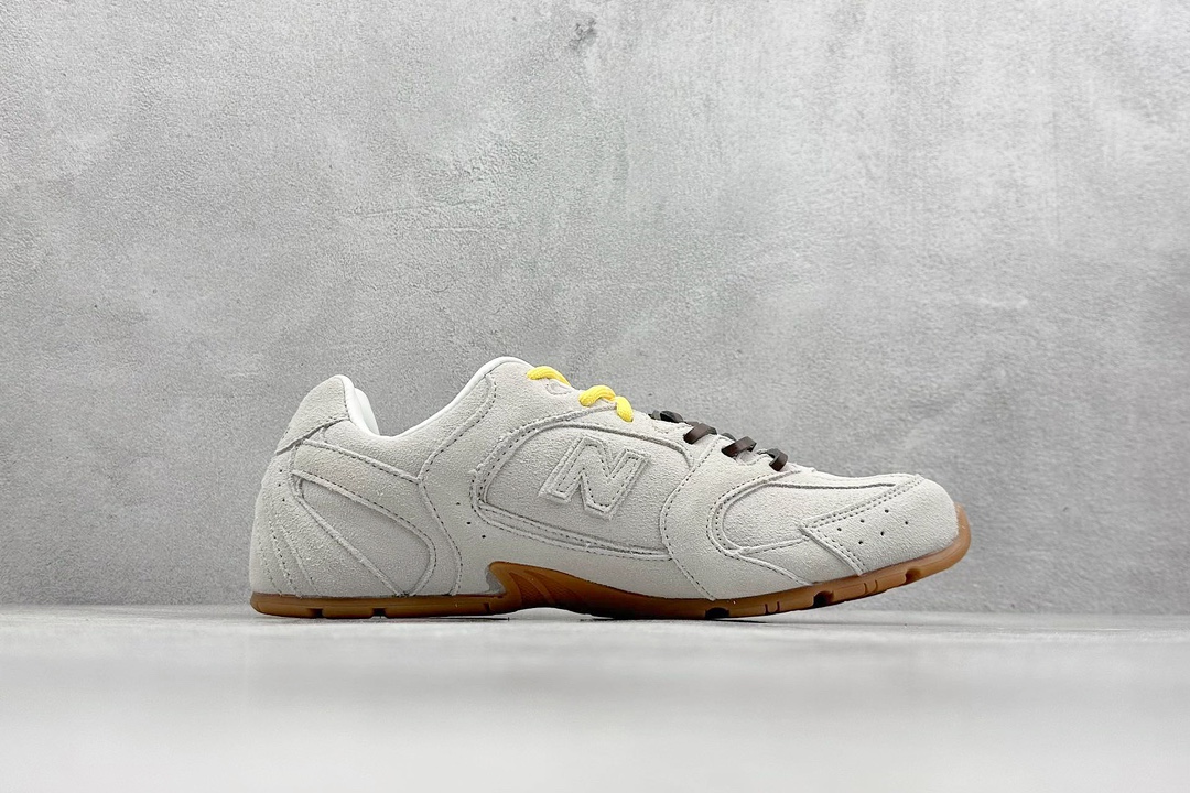 Miu Miu x New Balance联名款运动鞋 New Balance 530 学院风 联名款只保留了旧版NB530