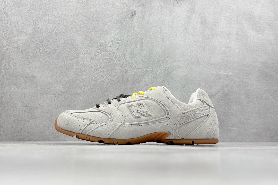 Miu Miu x New Balance联名款运动鞋 New Balance 530 学院风 联名款只保留了旧版NB530