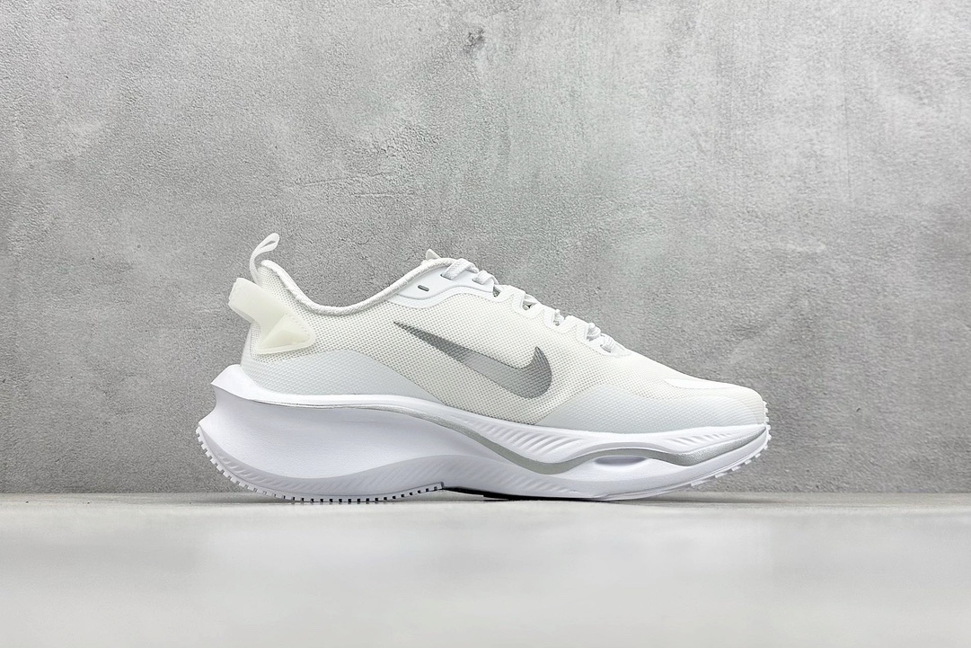 NIKE ZOOM PLUS 全新跑鞋 采用密度更高的材料 而且去除了前一代中操作的支撑  CK4318-118