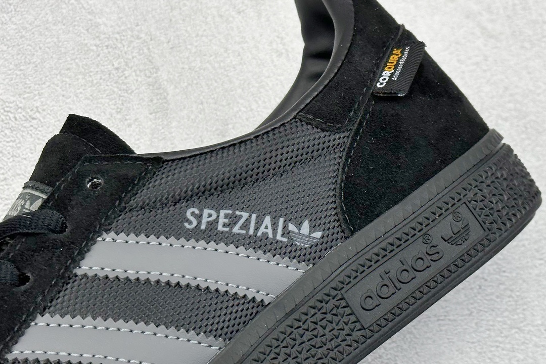 150💰
K版 AD Originals Handball SPZL 手球运动员系列百搭休闲运动板鞋 
口碑大厂出品 品控大底版型不断改良更新 原厂皮料 原装过验内外标加持 全套原纸板楦头开发 确保原汁原味 完美呈现桑巴版型 一比一鞋头弧度高度鞋身弧度 数据细节工艺流程均保持一致 这款来自阿迪达斯的这款HANDBALL SPZL前身是一双手球运动鞋 这一次拿来复刻 所以鞋面的主要色彩选用了黑色 鞋面外侧除了Spezial字母之外还有三叶草标志 Handball SPZL作为复古手球训练鞋与作为室内足球鞋的Samba有着异曲同工之处 但是质感更为出众的鞋身以及丰富的配色选择比起Samba来讲可以说是更胜一筹

货号：IE6603
编码：28