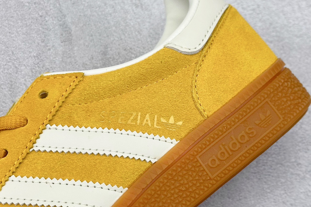 150💰
K版 AD Originals Handball SPZL 手球运动员系列百搭休闲运动板鞋 
口碑大厂出品 品控大底版型不断改良更新 原厂皮料 原装过验内外标加持 全套原纸板楦头开发 确保原汁原味 完美呈现桑巴版型 一比一鞋头弧度高度鞋身弧度 数据细节工艺流程均保持一致 这款来自阿迪达斯的这款HANDBALL SPZL前身是一双手球运动鞋 这一次拿来复刻 所以鞋面的主要色彩选用了黑色 鞋面外侧除了Spezial字母之外还有三叶草标志 Handball SPZL作为复古手球训练鞋与作为室内足球鞋的Samba有着异曲同工之处 但是质感更为出众的鞋身以及丰富的配色选择比起Samba来讲可以说是更胜一筹

货号：IF7088
编码：28