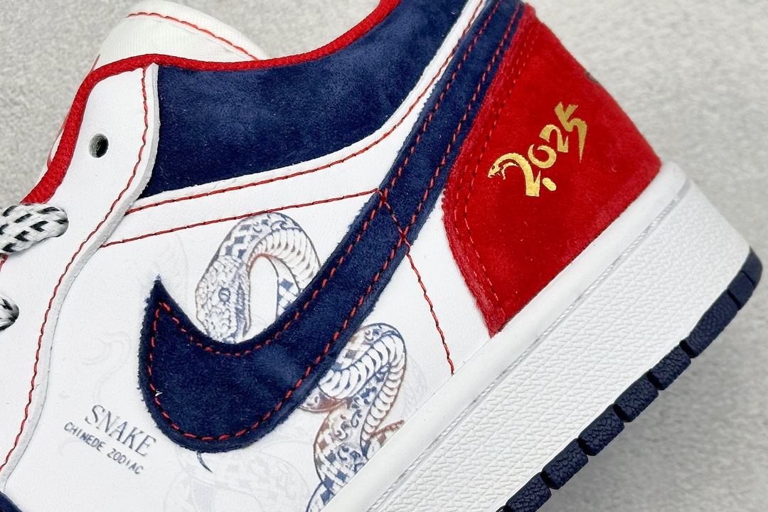 220💰
Air Jordan 1 Retro Low 蛇年限定 白蓝红小钩满天星
官方同步新色 原装级产物
拒绝公底 立体鞋型 细节完美 高清洁度 
购置公司同步原材料 原汁原味 忠于原版
货号：XX2414 014
码数：36 36.5 37.5 38 38.5 39 40 40.5 41 42 42.5 43 44 44.5 45
编码：35