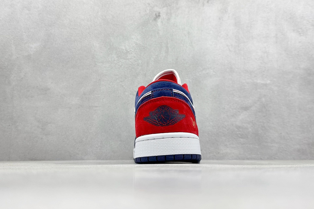 220💰
Air Jordan 1 Retro Low 蛇年限定 白蓝红小钩满天星
官方同步新色 原装级产物
拒绝公底 立体鞋型 细节完美 高清洁度 
购置公司同步原材料 原汁原味 忠于原版
货号：XX2414 014
码数：36 36.5 37.5 38 38.5 39 40 40.5 41 42 42.5 43 44 44.5 45
编码：35