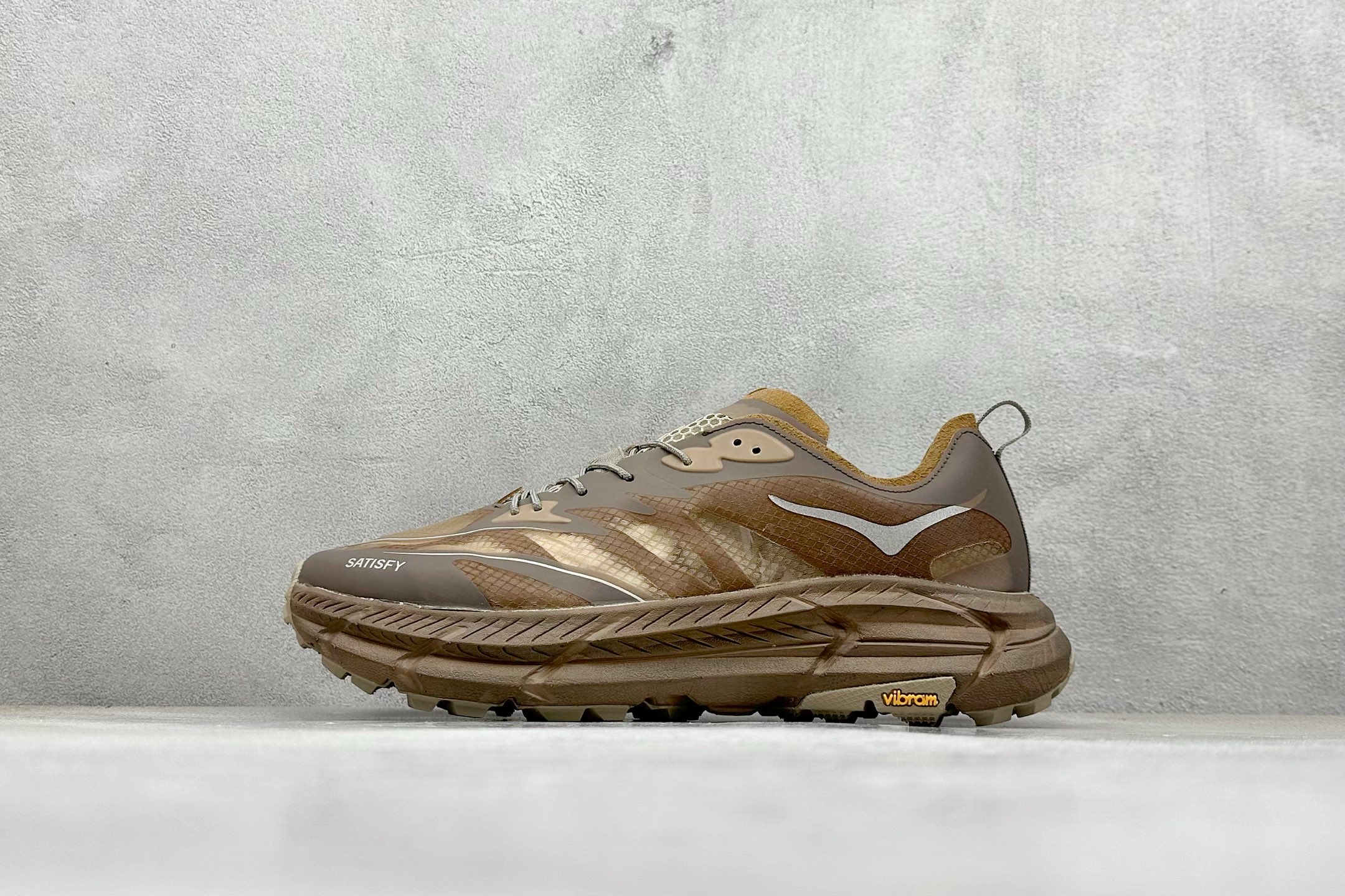 NO:604838,BF Welfare Terminal Store Satisfy xHOKA ONE ONE Mafate Speed low-top professional cross-country running shoes. This sneaker inherits the design of HOKA's classic cross-country shoe type MAFATE SPEED4, and further innovates and improves on this basis, making it suitable for outdoor cross-country running and full of fashionable elements. Its translucent upper design not only makes the shoe look lighter but also provides good breathability.  The protective tear-proof nylon fabric ensures durability in complex terrain. The use of double-layer ProFly midsole is another highlight of this shoe. The use of VIBRAM MEGAGRIP and LITEBASE outsole allows this shoe to maintain high grip and reduce the weight of the sole. Official item number: 1157050-RBBR Size: 36 36.5 37.5 38 38.5  39 40 40.5 41.5 42 42.5 43 44 44.5 45 encoding 26,19860909BF福利 终端放店 Satisfy xHOKA ONE ONE Mafate Speed 低帮专业越野跑步鞋 此球鞋继承了HOKA的经典越野鞋型MAFATE SPEED4的设计 更在此基础上进行了创新和提升 使得它既适合户外越野跑,又充满了时尚潮流的元素.它的半透明鞋面设计 不仅让鞋身看起来更加轻便 而且提供了良好的透气性 而保护性的防撕裂尼龙面料,则确保了在复杂地形中的耐用性. 双层ProFly中底的 用,是这款鞋的另一个亮点. VIBRAM MEGAGRIP及 LITEBASE大底的搭载,更是让这款鞋在保持高抓地力的 减轻了鞋底的重量 官方货号: 1157050-RBBR 尺码: 36 36.5 37.5 38 38.5 39 40 40.5 41.5 42 42.5 43 44 44.5 45 编码26,,Men's shoes