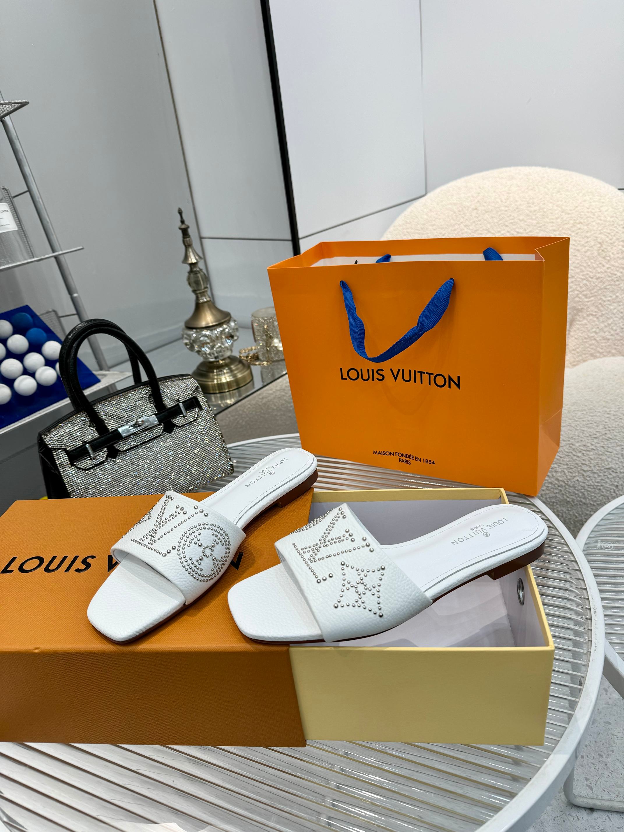 Louis Vuitton Women's White Leather Studded Logo Flat Sandals Slides 6 a1742621354443 4133