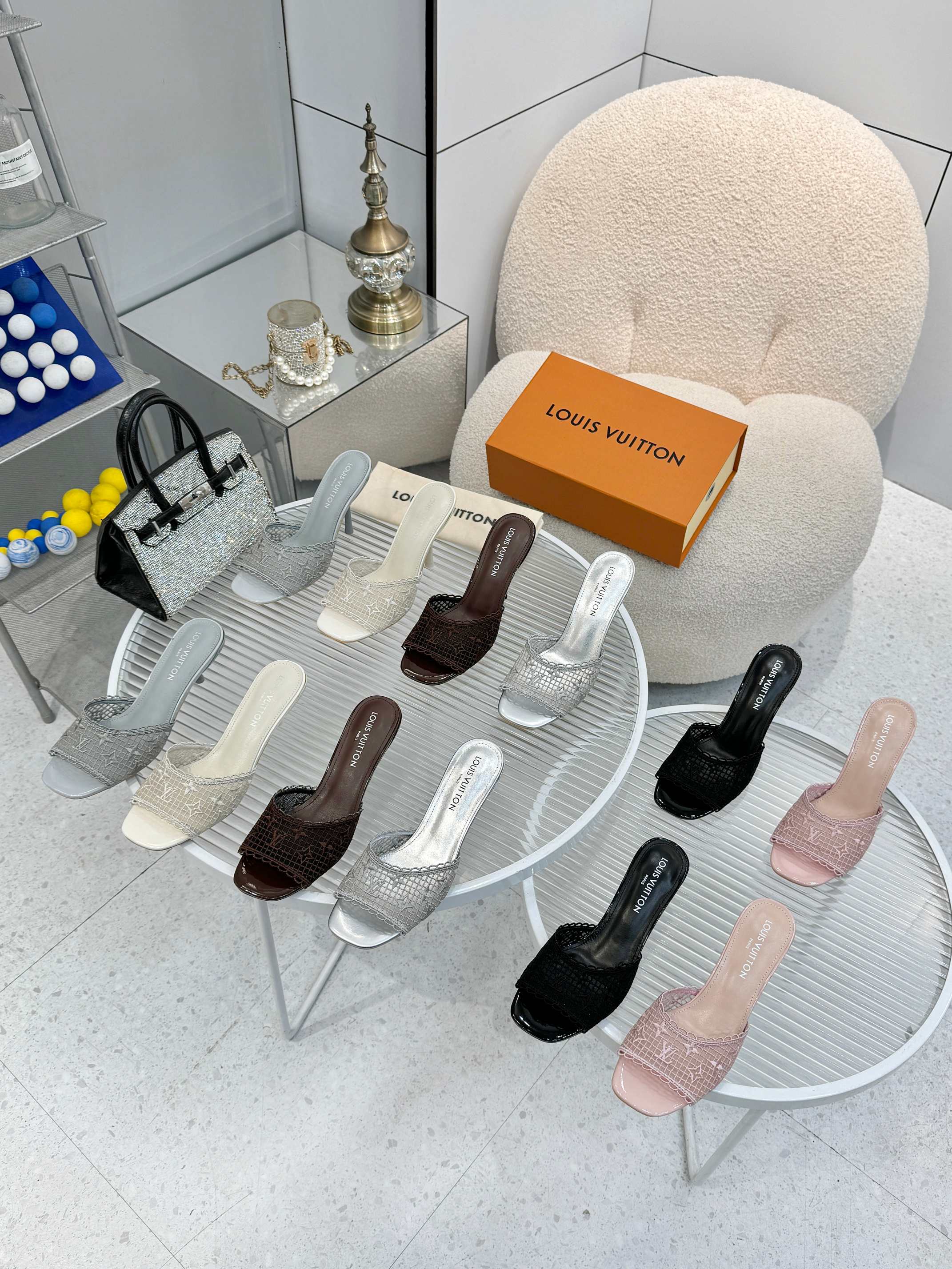 NO:785799,Off-white, 35 to 43,, rubber sole $,,,,, genuine leather outsole 10 to 40, slippers, slippers, Leather soles19860909米白,35一43,,,橡胶底$,,,,,真皮大底十40,拖鞋,slippers,Leather soles,Women's Shoes