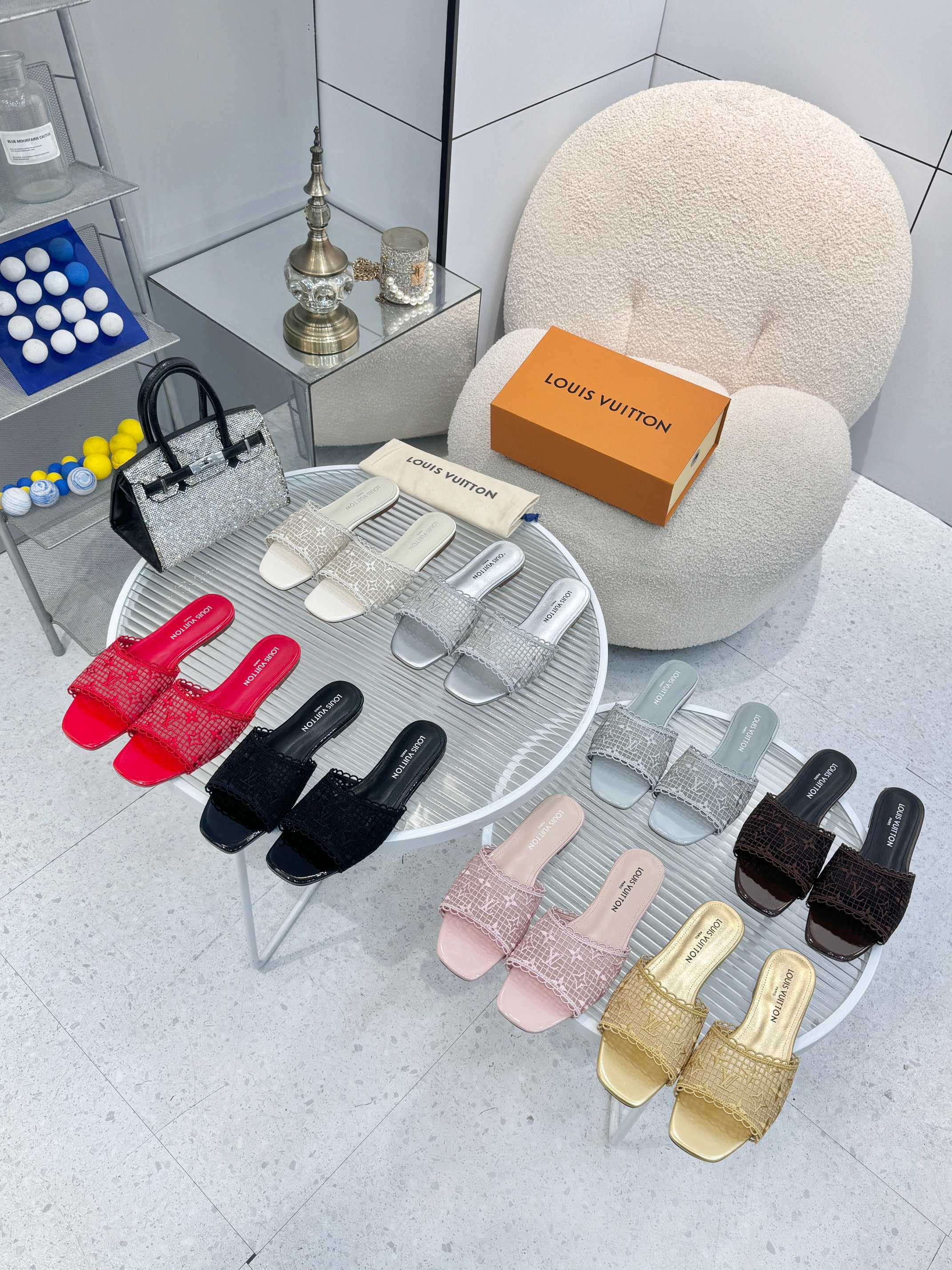 NO:785889,Dark brown color, 35 to 43, rubber sole $,,, genuine leather outsole 10 to 40, slippers, slippers, Leather soles19860909深咖色,35一43,,橡胶底$,,,真皮大底十40,拖鞋,slippers,Leather soles,Women's Shoes