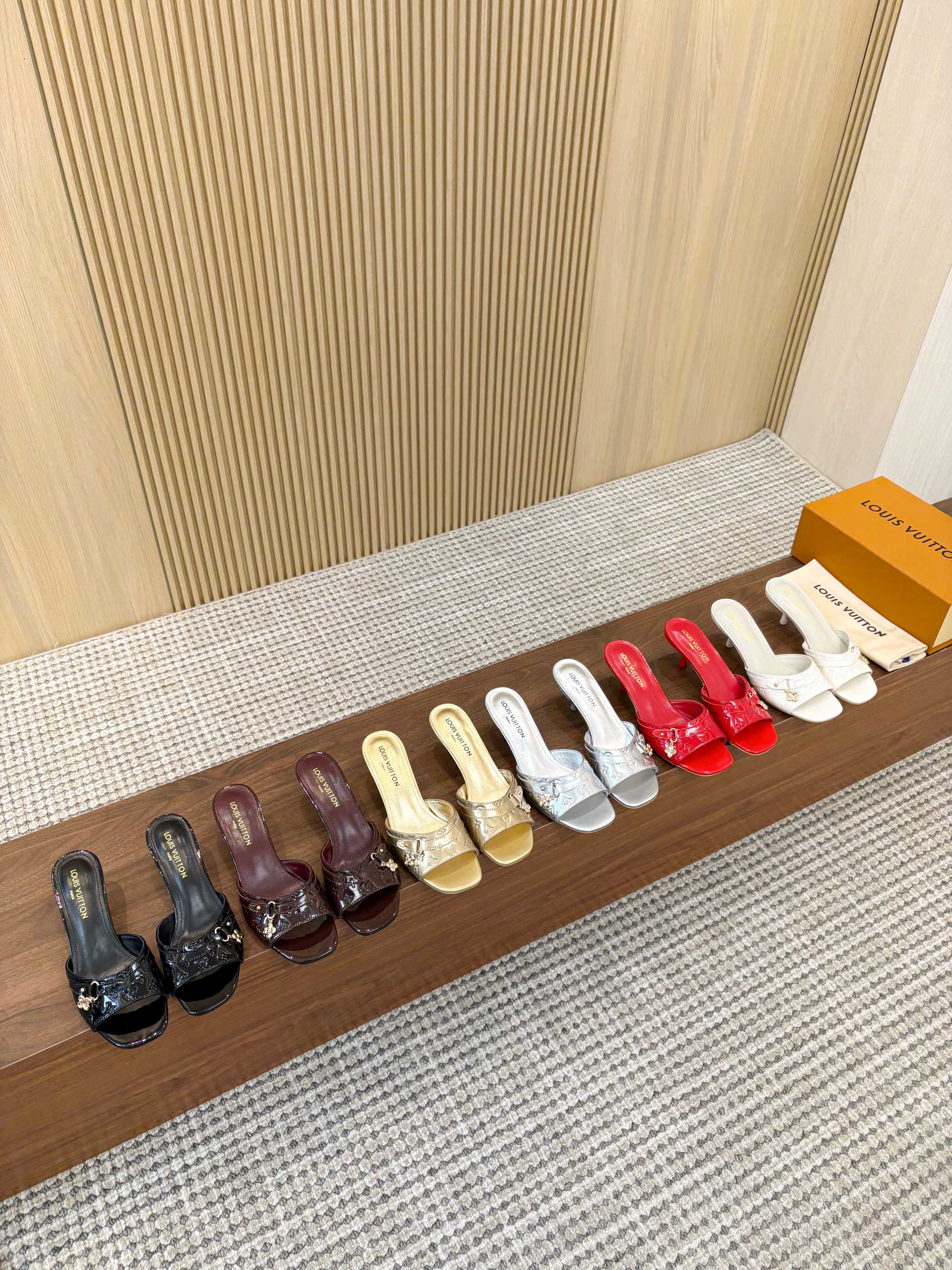 NO:785833,Paint surface, 35-43, rubber sole, leather outsole 10 40, please note leather surface or patent leather surface when placing order, slippers, slippers, Leather soles19860909漆面,35一43,橡胶底,,真皮大底十40,,下单请备注皮面或漆皮面,拖鞋,slippers,Leather soles,Women's Shoes