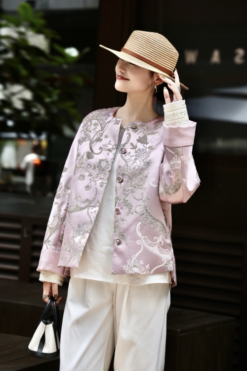 Elegant Floral Jacquard Velvet Button-Down Short Coat, Round Neck, Long Sleeve 1 Elegant Floral Jacquard Velvet Button-Down Short Coat, Round Neck, Long Sleeve