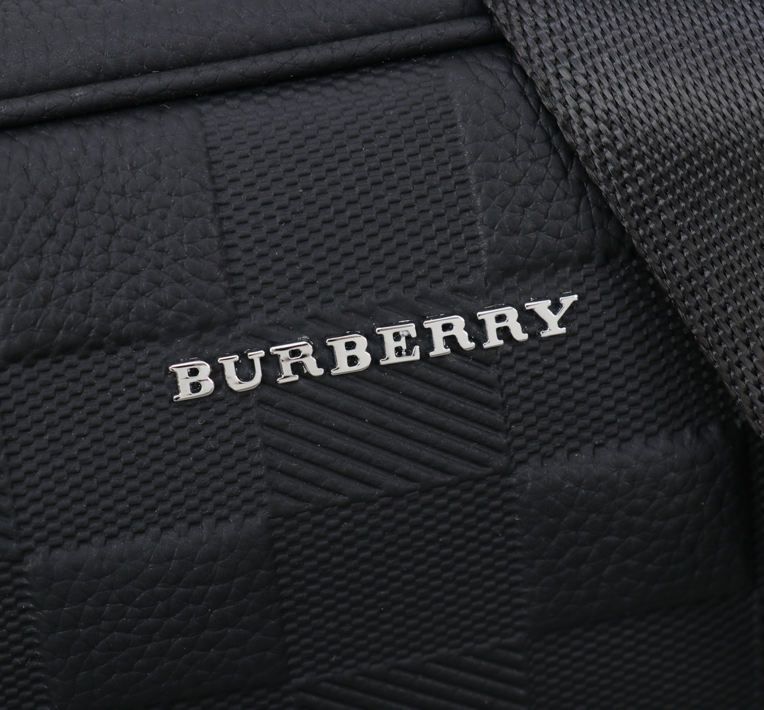 最新款来袭👏👏Burberry（博柏利）💯💯斜挎两用包，进口顶级头层原版，手感舒适 皮质超柔 简单大气的